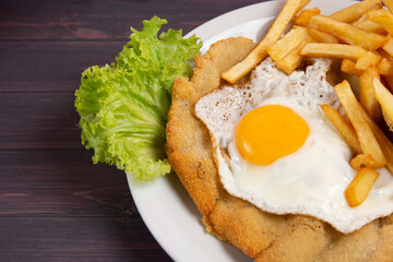 milanesa con huevo fritos