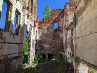 Fototapeta na wymiar old and ruined building in the daytime in summer.