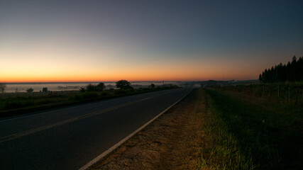 Mañana fría en a ruta, en las zonas bajas se acumula bruma helada