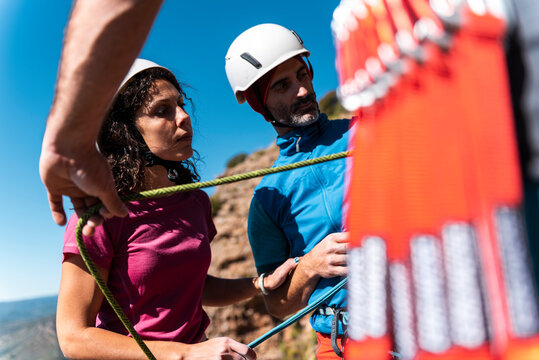 Climbers installing a portaledge in height