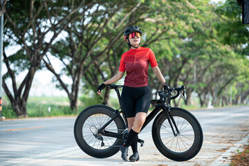 Fototapeta premium Portrait caucusian woman posing on her bicycle