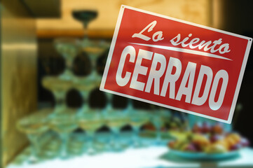 sorry we are closed inscription in spanish. Sorry, we're closed sign on the restaurant background during outbreak of coronavirus