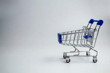 Empty shopping trolley, poverty, poverty. Not valid for purchases.