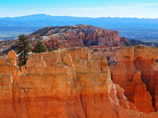 hiking the queens' garden trail in bryce canyon national park, utah 
