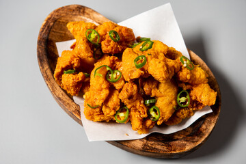 방금 튀겨 바삭하고 맛있는 크리스피한 튀김