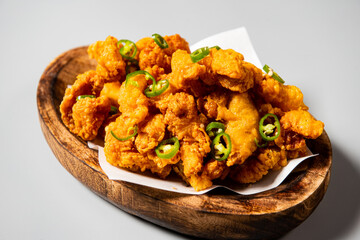 방금 튀겨 바삭하고 맛있는 크리스피한 튀김