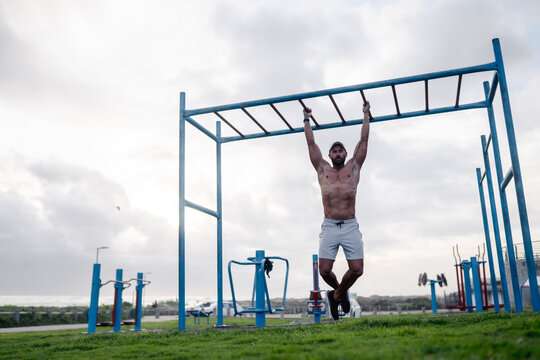 Fitness Model about to do pull ups