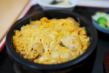 食堂で食べた親子丼
