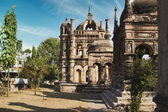 Hierarchy in the tombs
