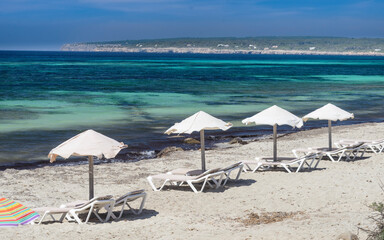 Playas paradisíacas en la costa Sur de la Isla de Formentera, Pitiusas, Islas Baleares, España . dia de sol y playa aguas cristalinas turquesas.
