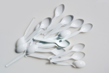 weiße Plastik Löffel auf hellem Untergrund, Symbolfoto für Verbot von Einwegplastik.