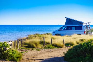 Foto op Plexiglas Camperbusje met tentenkamp op het dak op het strand © Voyagerix