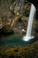Wundervoller Wasserfall im Kanton Glarus. Tolle Langzeitbelichtung.