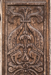 Porte sculptée de l'église de Mauriac, Cantal, France