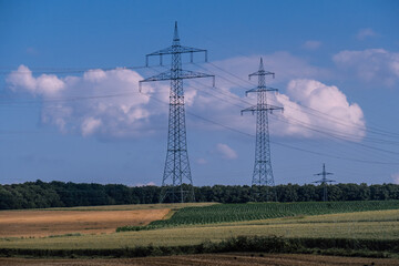 Strommasten und Wolkenhimmel