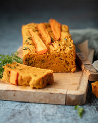 carrot cake salé aux fanes de carotte et épices