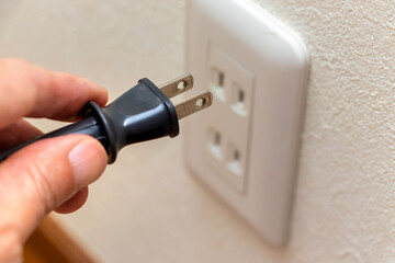 壁のコンセントに電源プラグを差し込む