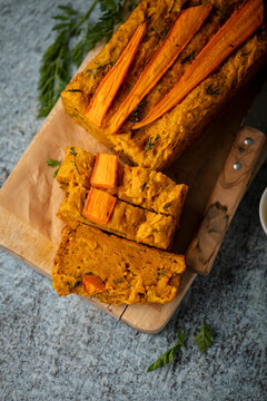 carrot cake sal&eacute; aux fanes de carotte et &eacute;pices