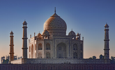 Fototapeta na wymiar Beautiful sunrise over the Taj Mahal in the Indian city of Agra, Uttar Pradesh, India.