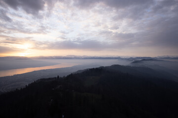 Tolle Landschaft in Zürich. Atemberaubende Aussicht vom Uetliberg.