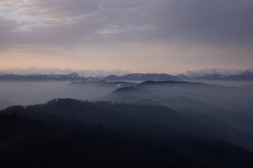 Tolle Landschaft in Zürich. Atemberaubende Aussicht vom Uetliberg.