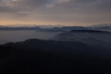 Tolle Landschaft in Zürich. Atemberaubende Aussicht vom Uetliberg.