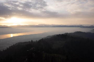 Tolle Landschaft in Zürich. Atemberaubende Aussicht vom Uetliberg.