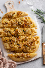 fougasse fait maison oignons et romarin