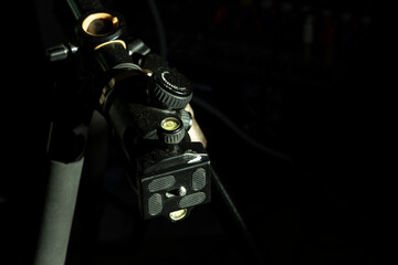 A device for setting the balance on a tripod. carpenter's level  on a tripod.