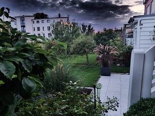 Gewitter in der Ferne aus dem Garten schauend