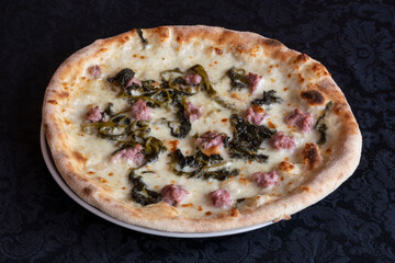 Pizza Guagliona, con salchichas 