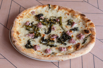 Pizza Guagliona, con salchichas 