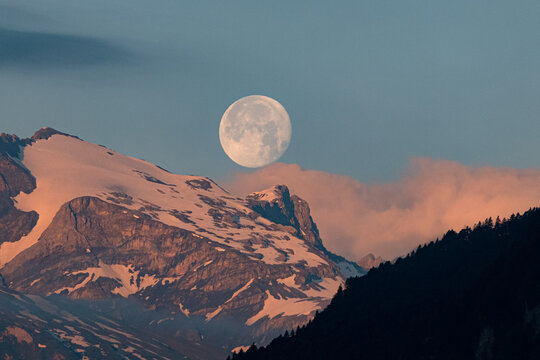 Vollmond &uuml;ber Alpen 