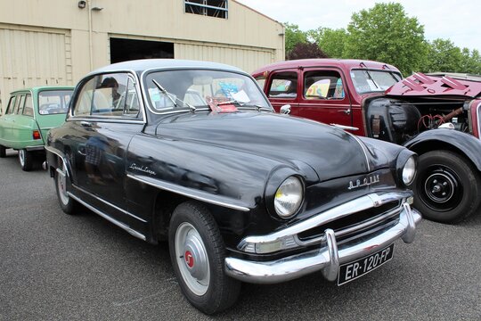 Simca Aronde Grand Large, ancienne voiture berline 4 portes noire, ville de Corbas, departement du Rhone, France