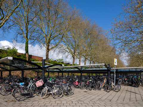 Fietsenstalling Station Culemborg ligt aan de spoorlijn Utrecht - Boxtel (staatslijn H).