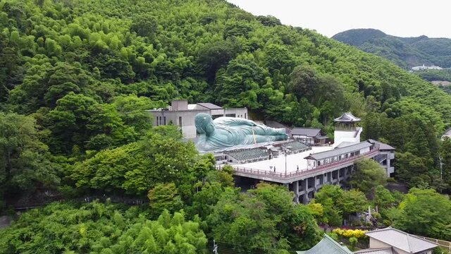 南蔵院の釈迦涅槃像のドローン空撮