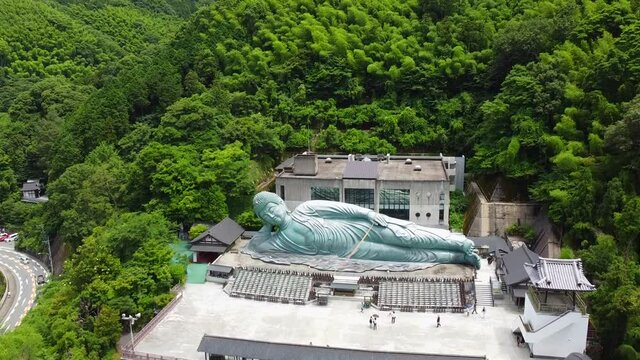 南蔵院の釈迦涅槃像のドローン空撮