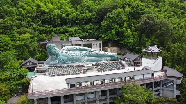 南蔵院の釈迦涅槃像のドローン空撮