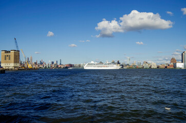 Luxus Oceania Cruises Kreuzfahrtschiff mit New York Manhattan skyline - Luxury Oceania Cruises...