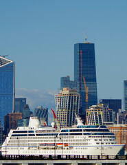 Luxus Oceania Cruises Kreuzfahrtschiff mit New York Manhattan skyline - Luxury Oceania Cruises...