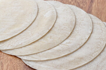 小麦粉でできた円い餃子の皮
