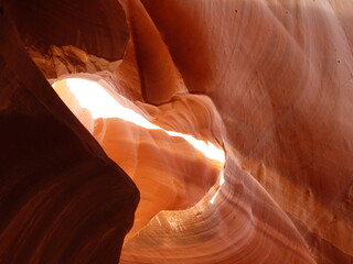 Roches rouges taillées par le vent dans le canyon