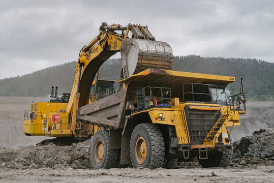 Yuzhno-Sakhalinsk, July 1, 2021. Komatsu PC2000 excavator loads ore into Komatsu HD785 dump truck.
