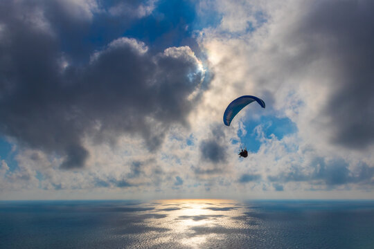 ANAPA, RUSSIA man trains with the para-glider over sea