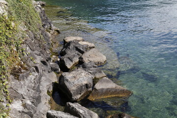 Bord d'un lac calme avec rochers