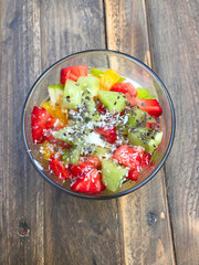 Frischer Obstsalat auf Holz