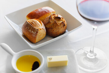 パンの盛り合わせと赤ワイン