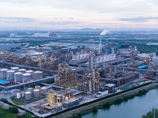 Fototapeta na wymiar chemical plant in city