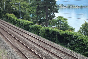 Voie de chemin de fer au bord d'un lac calme