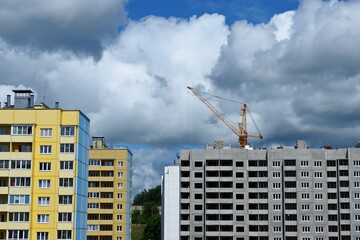 Fototapeta na wymiar a crane is building a new house